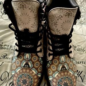 Never worn super cute hiking boots (Husky)